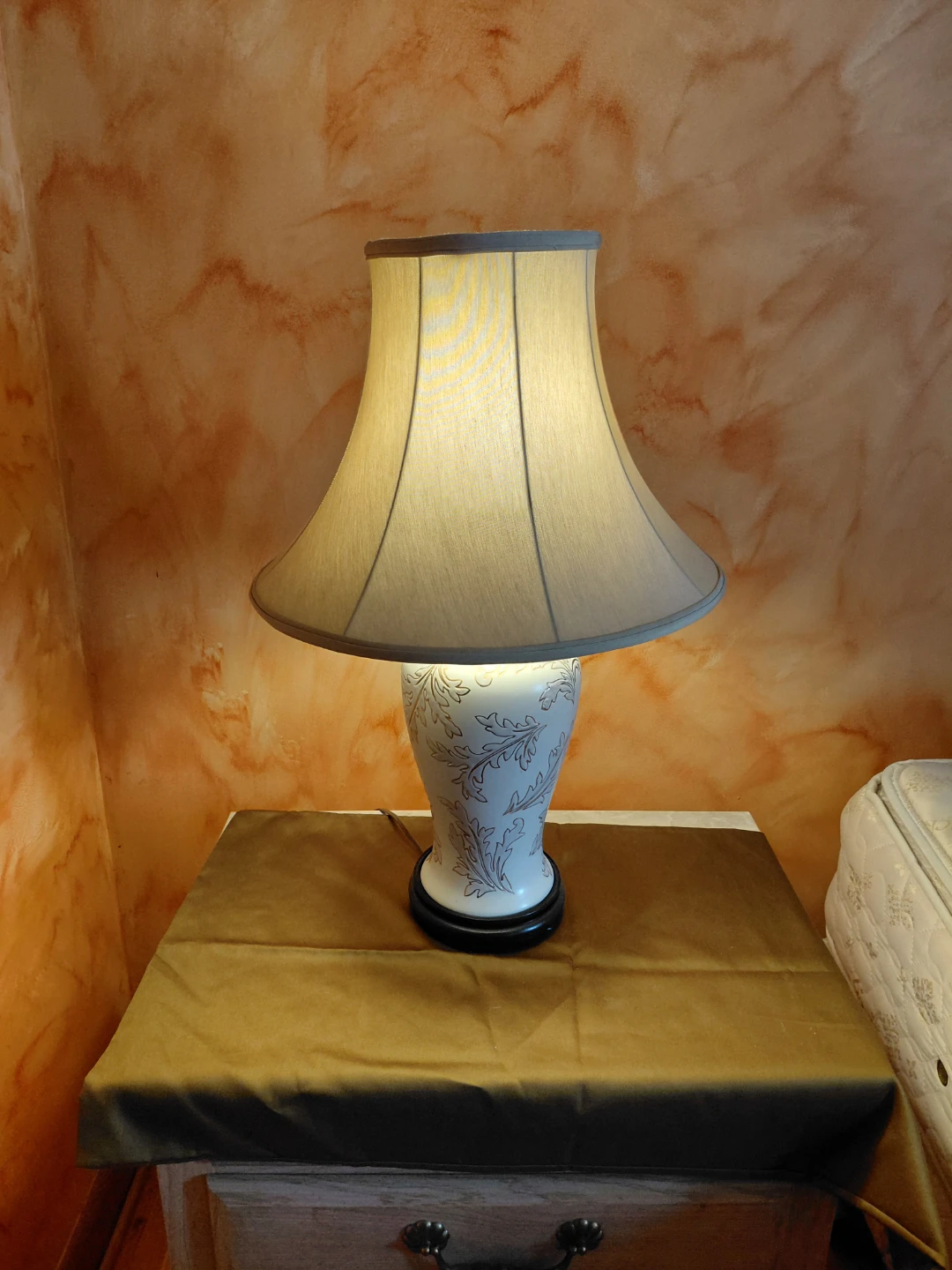 Decorative Table Lamp with Leaf Design - photo 5