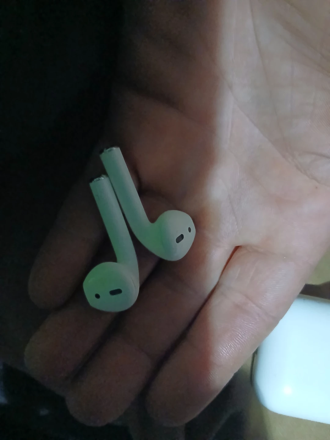 Apple AirPods 2nd Gen with Charging Case - photo 2