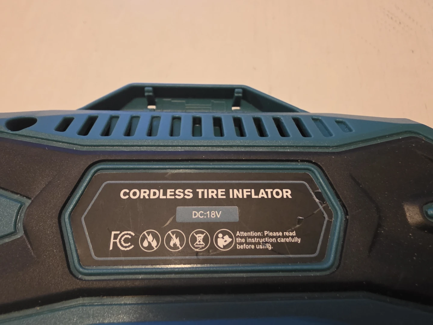 LIVOWALNY Cordless Tire Inflator DC:18V - photo 2