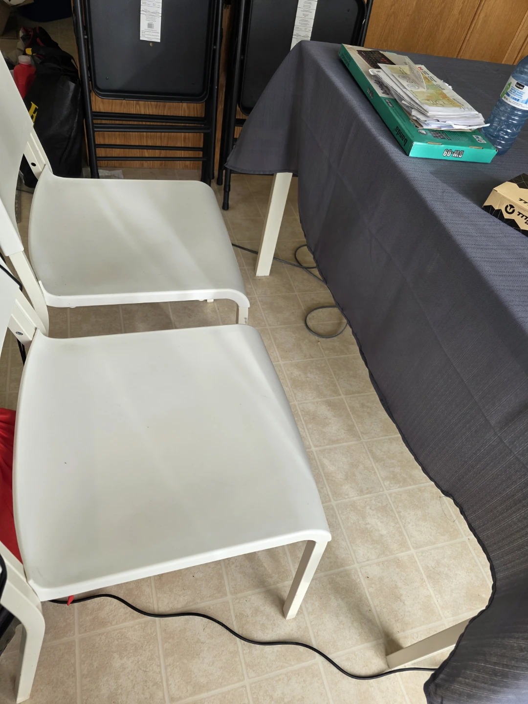 White Dining Table with Grey Tablecloth - photo 3