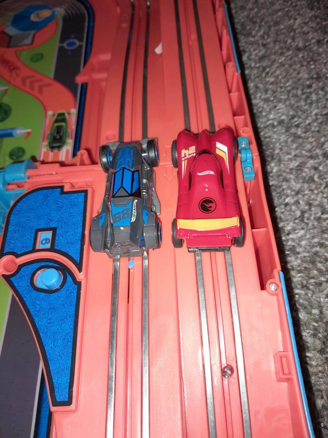 Hot Wheels Slot Car Race Track Set with 2 slot Cars - photo 4