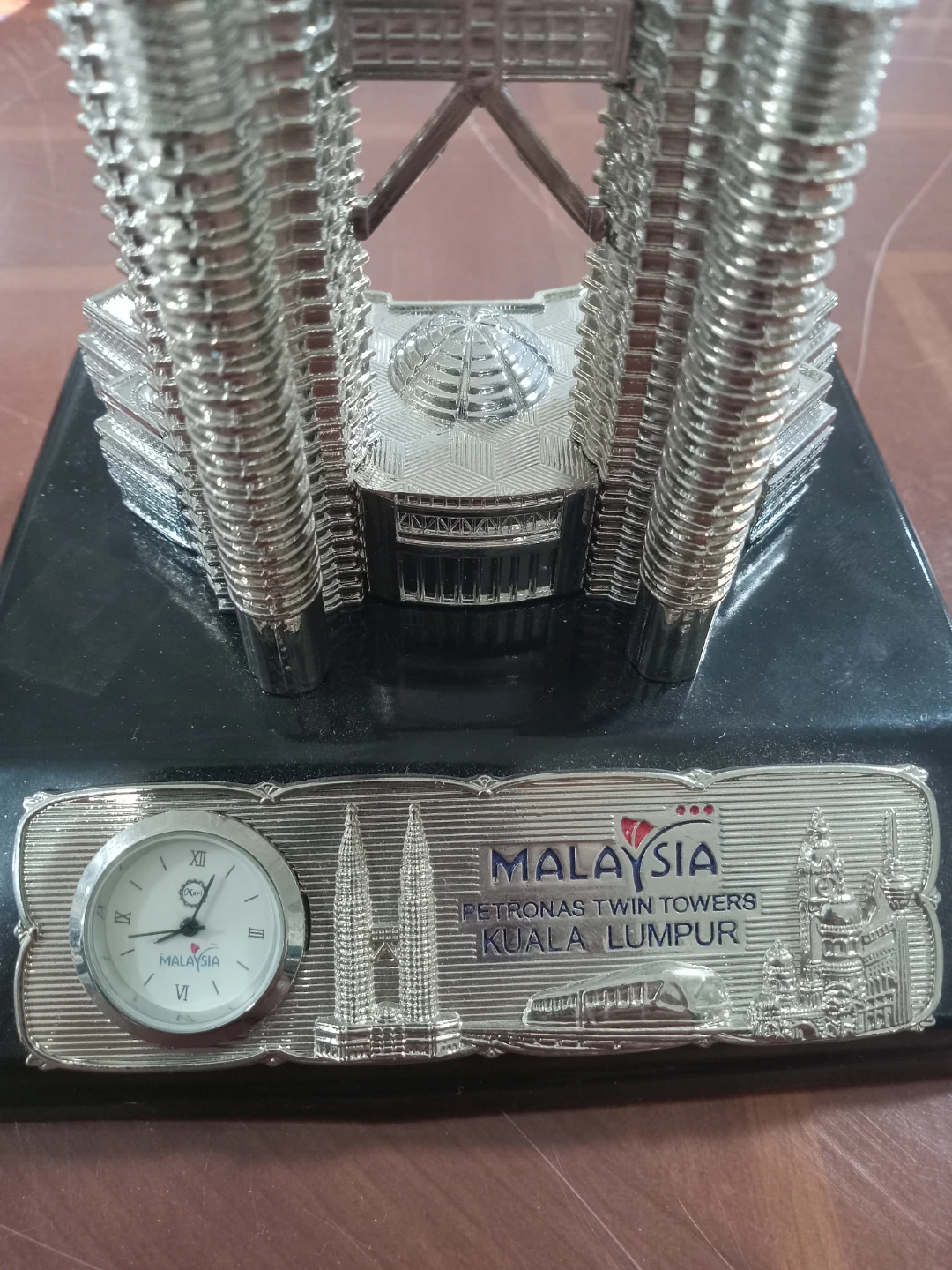 Petronas Twin Towers Kuala Lumpur Souvenir Clock - photo 5