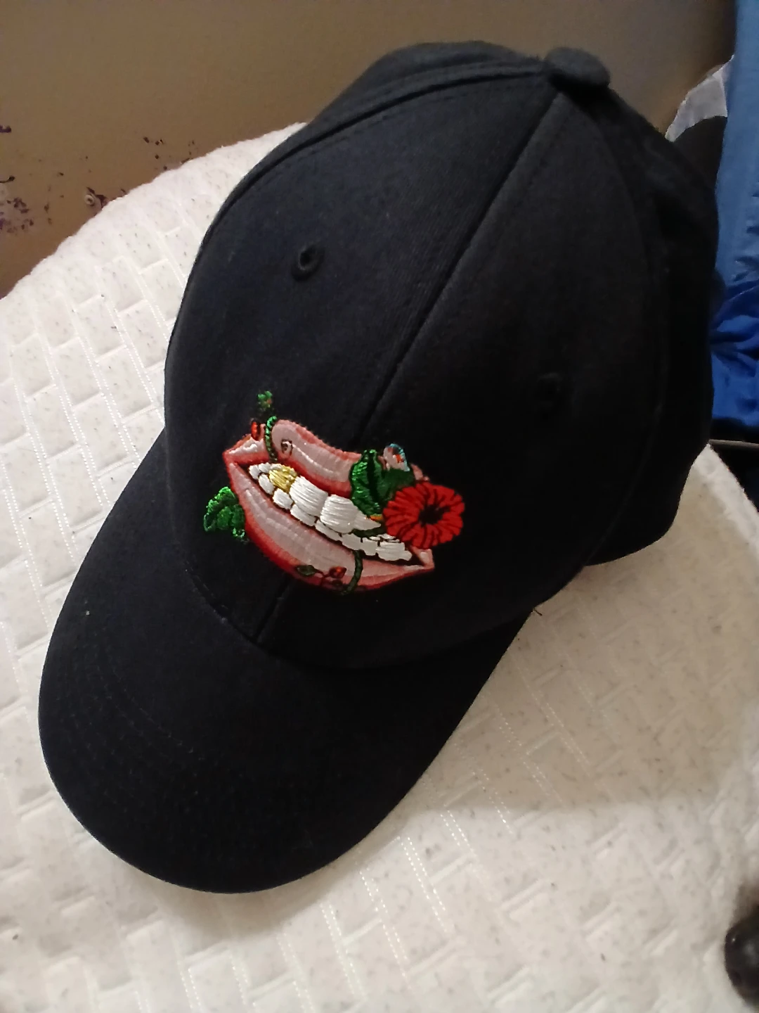 Sprayground black cap with with a embroidered l