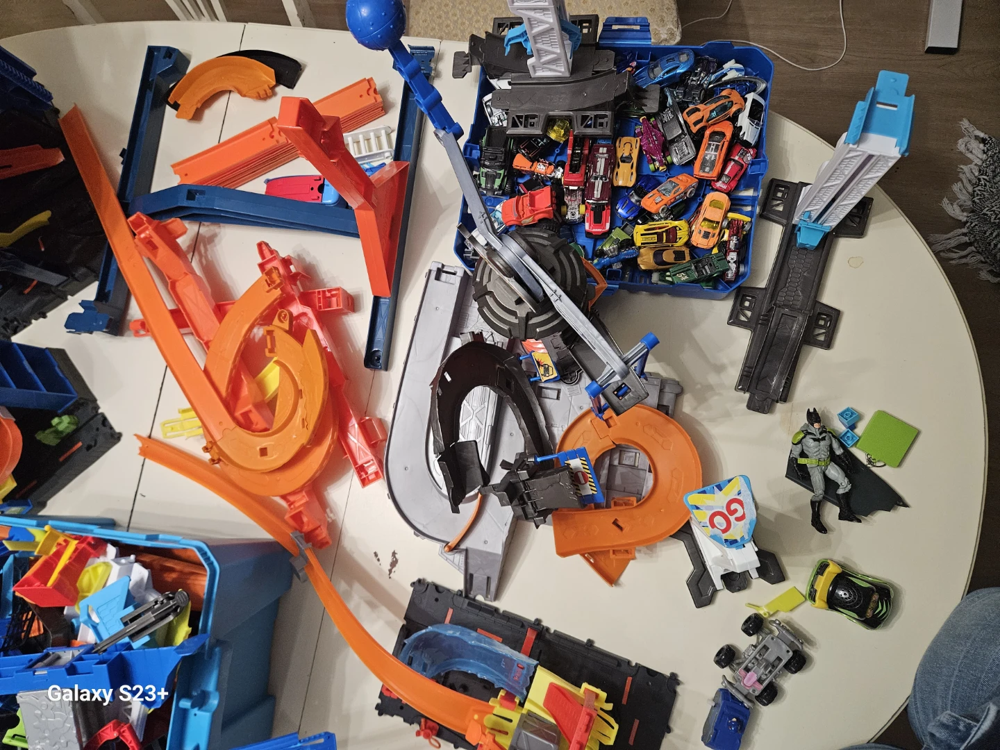 Hot Wheels Ultimate Garage Playset with Cars - photo 2