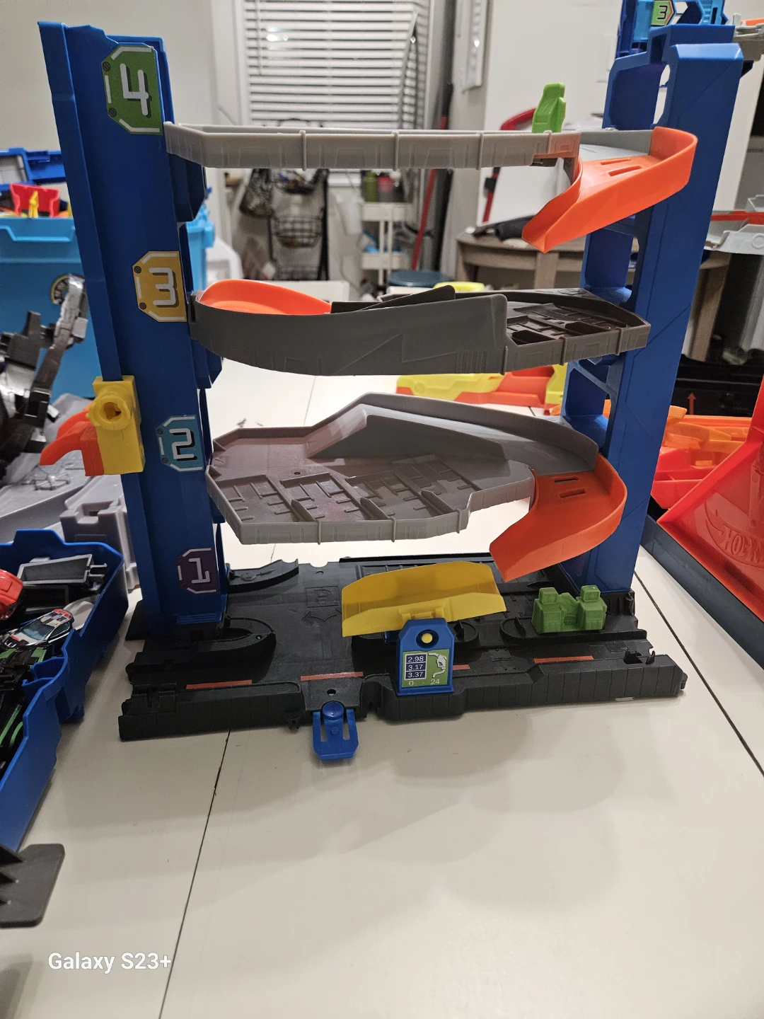Hot Wheels Ultimate Garage Playset with Cars - photo 4