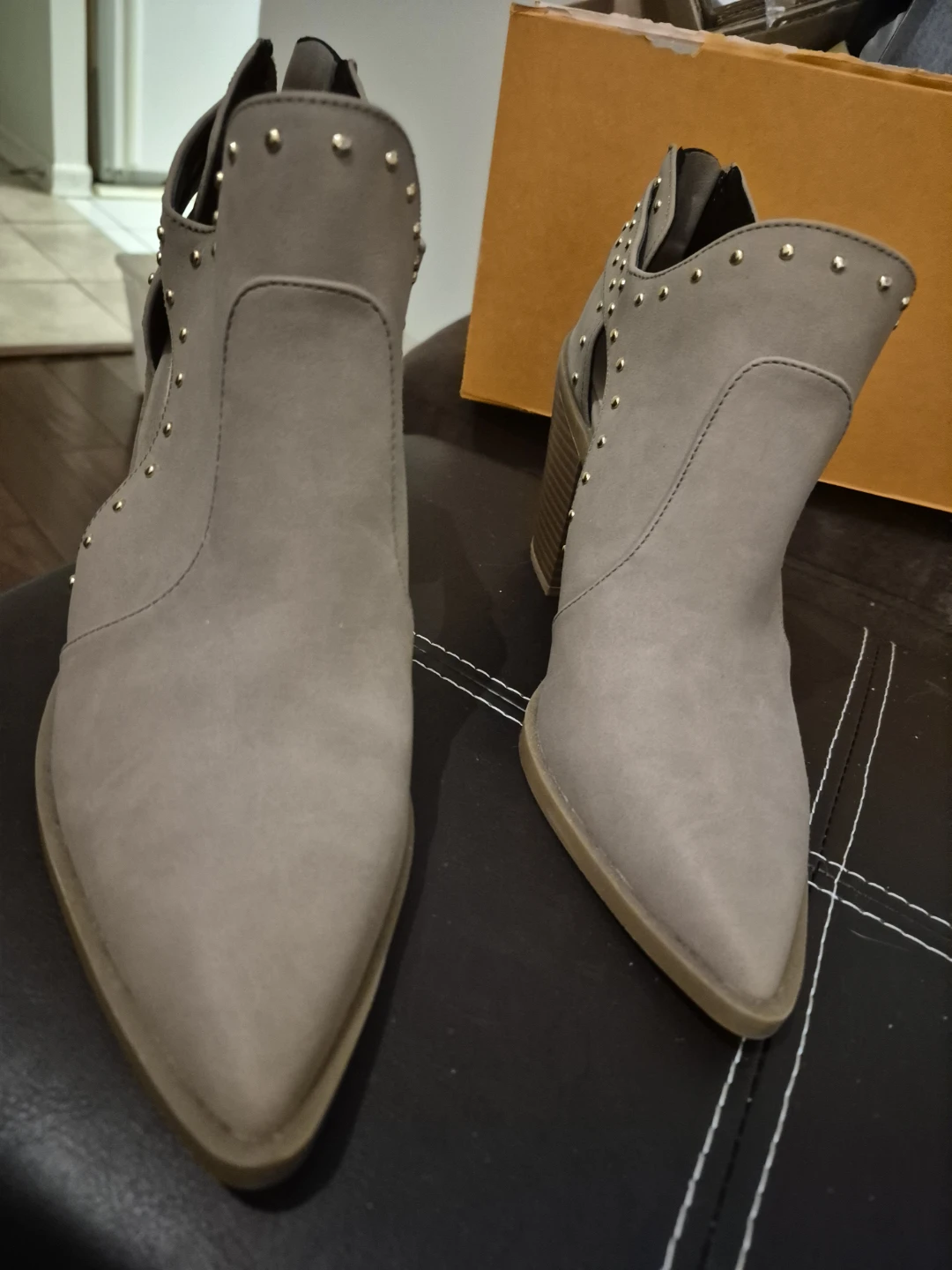 Never used: Women's Ankle Boots Size 8.5M  Beige Suede Studded - photo 3