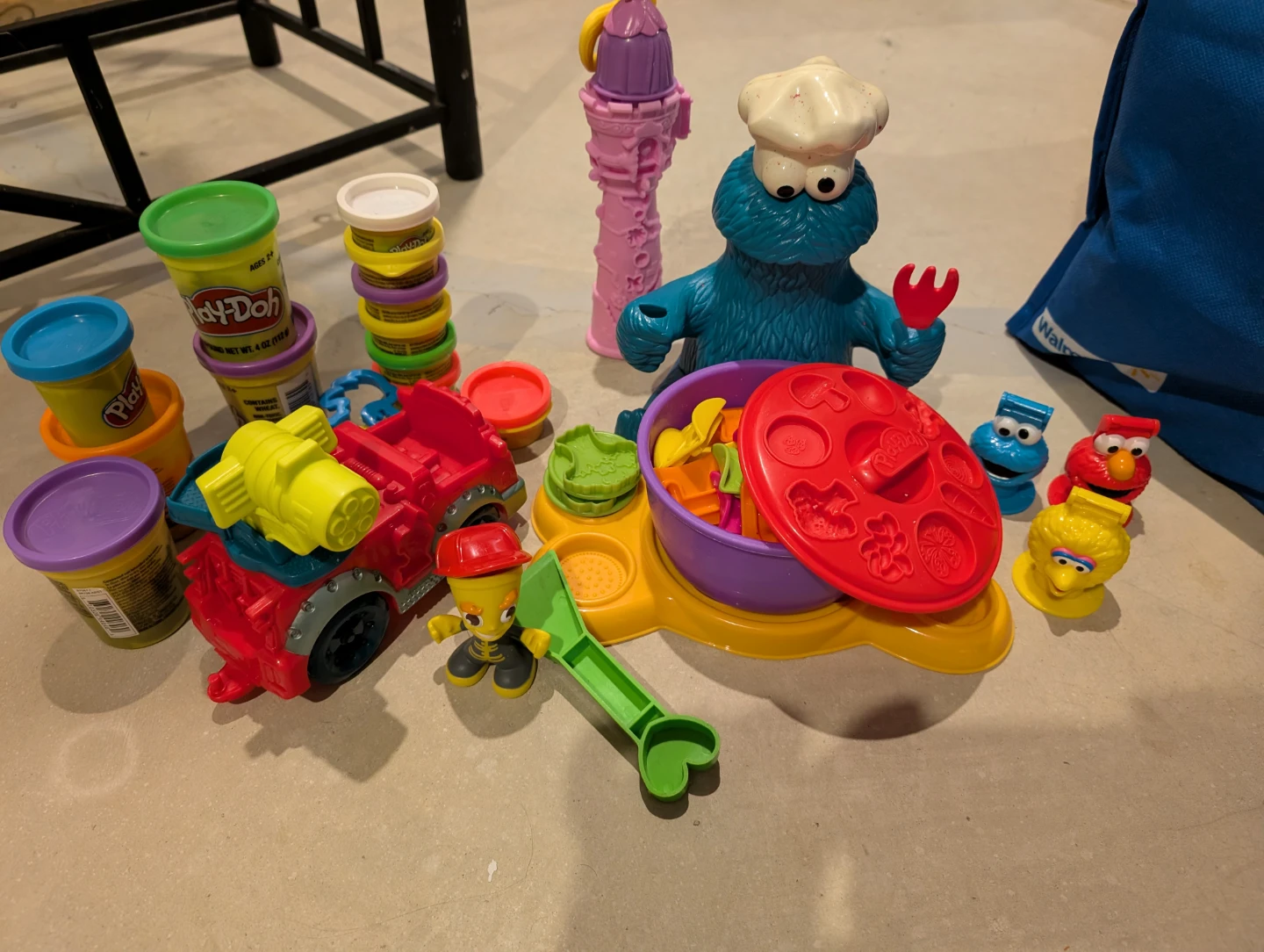 Play-Doh Set with Sesame Street Characters and Vehicle