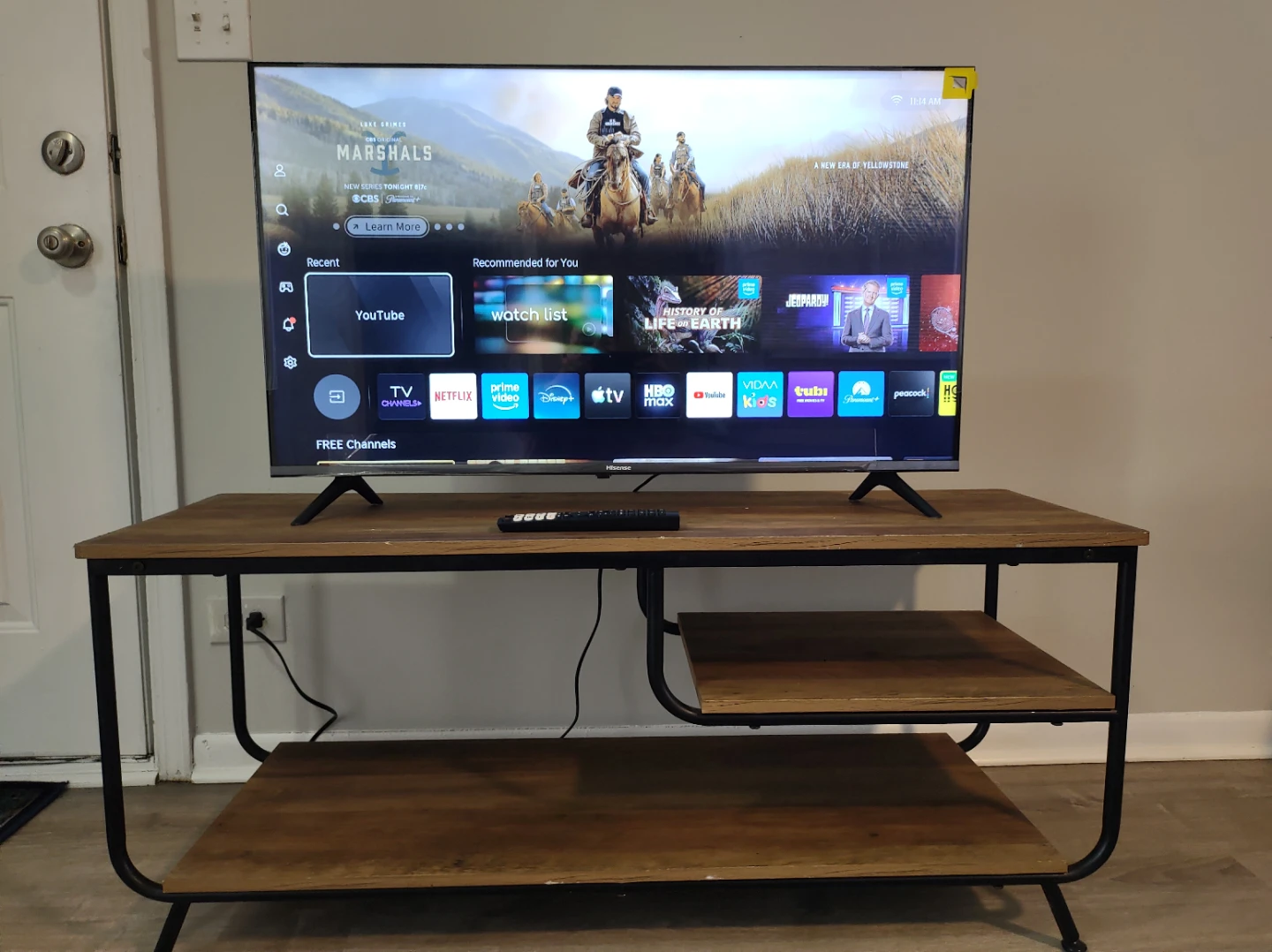 Hisense 40-inch TV with TV stand - photo 2