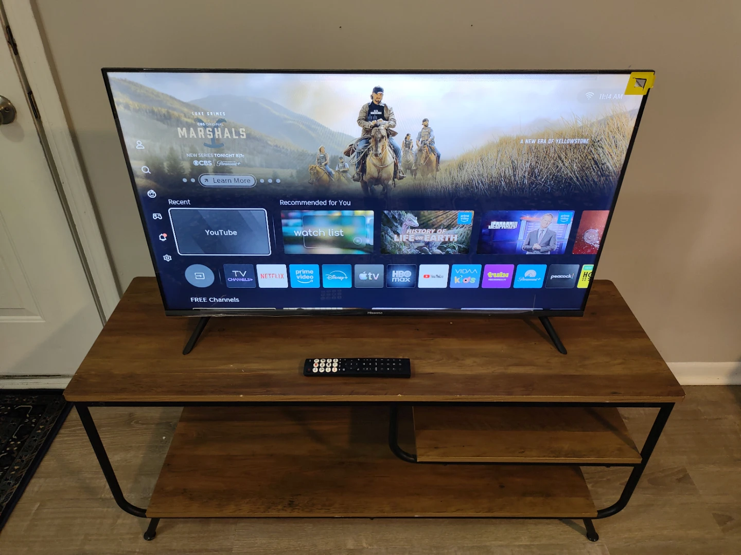 Hisense 40-inch TV with TV stand - photo 5