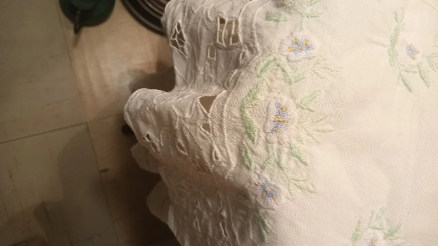 White Embroidered Table Runner with Floral Detail - photo 2