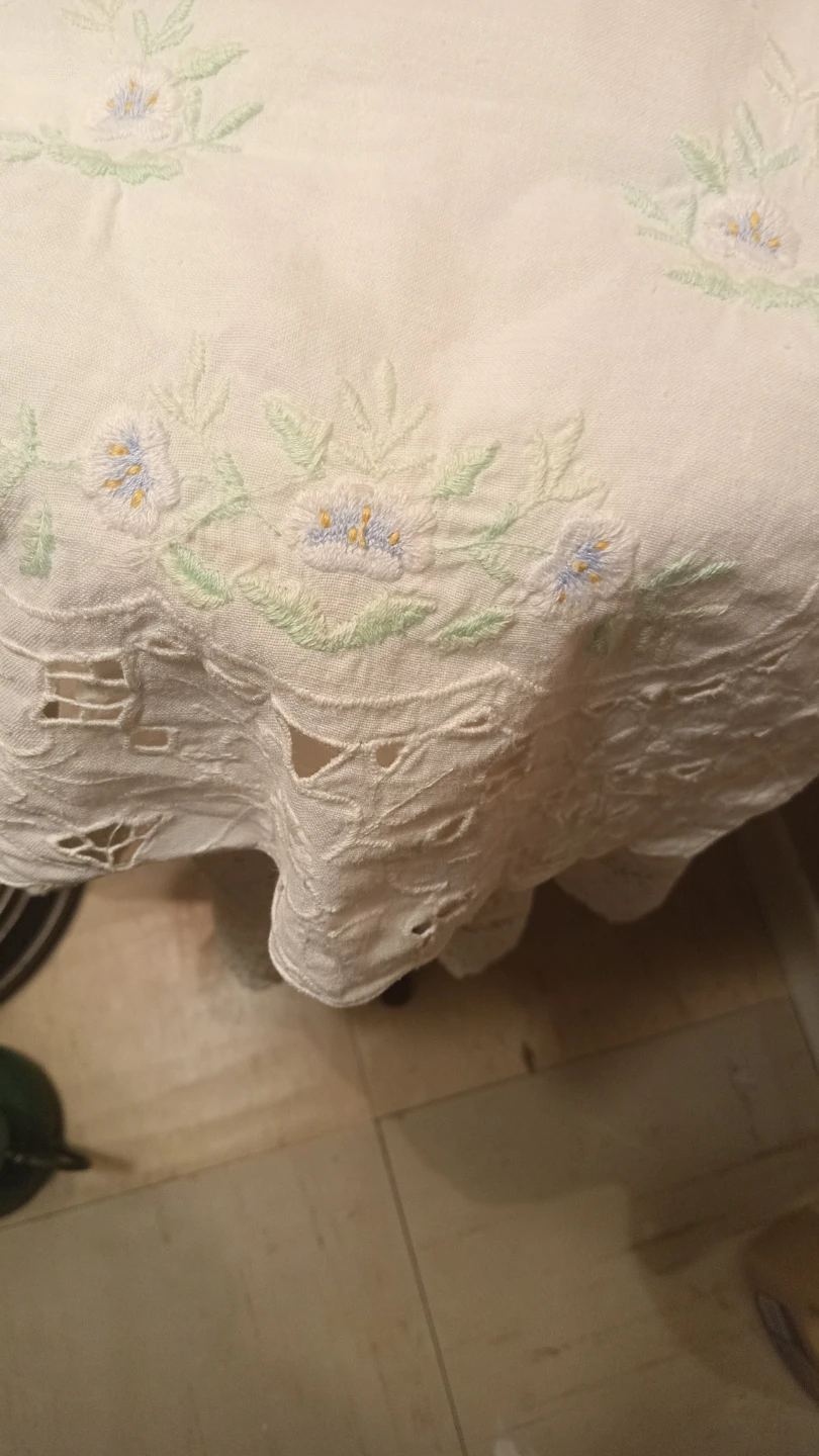 White Embroidered Table Runner with Floral Detail - photo 3