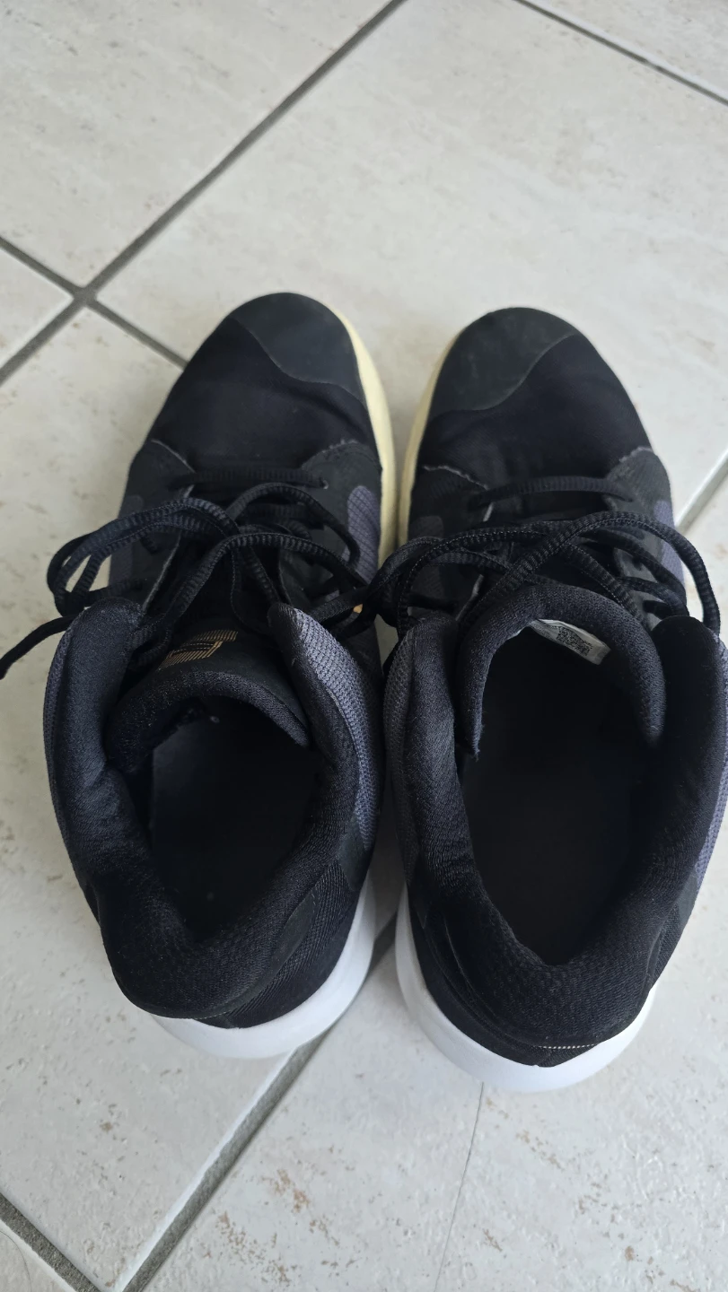 Nike Basketball Shoes Size 9.5 - photo 4
