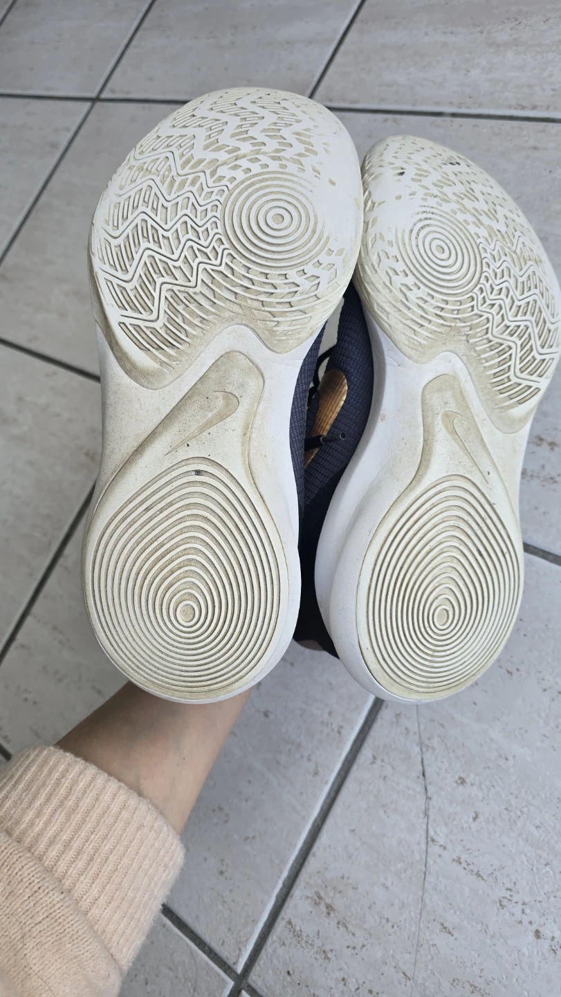 Nike Basketball Shoes Size 9.5 - photo 5