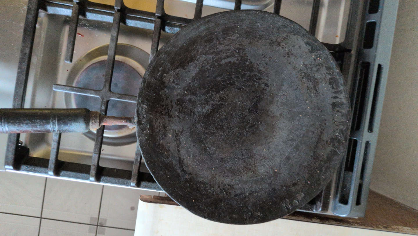 Round Tawa/Griddle with Wooden Handle