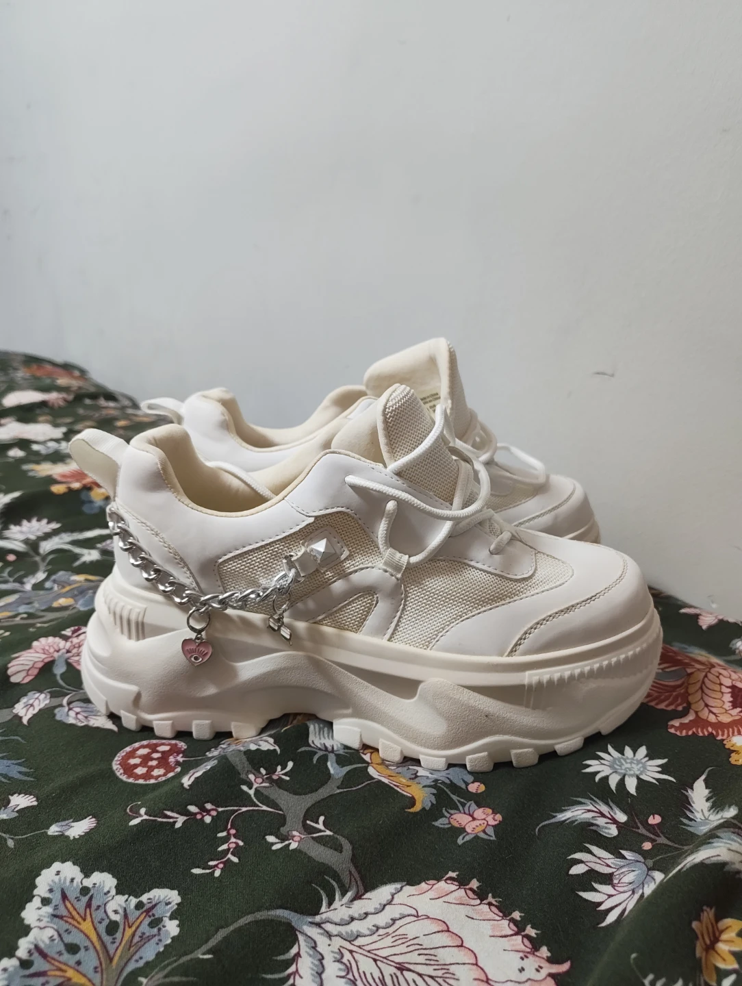 Chunky Sneakers with Charm Chain 8.5