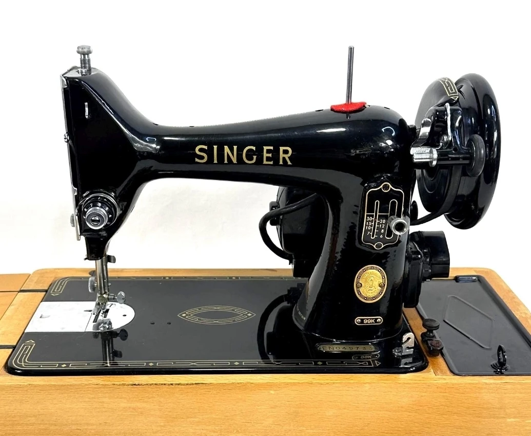 ❤️Vintage Singer 99 Sewing Machine in Cabinet w/ Light & Pedal