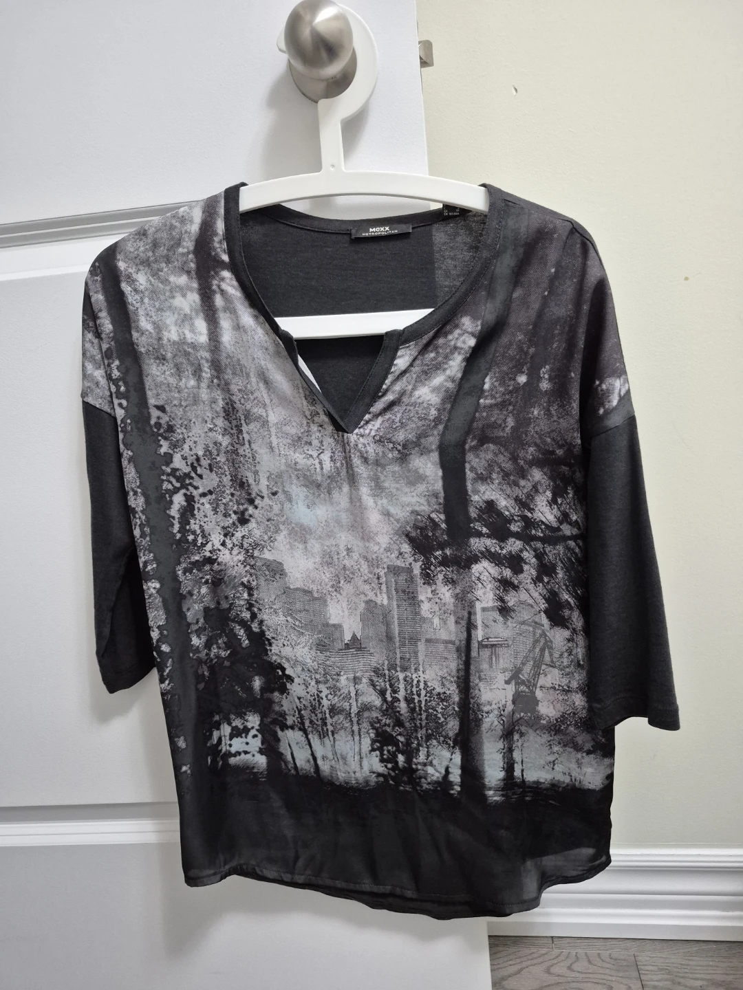 Mona Lisa Black & Grey Landscape Print Top