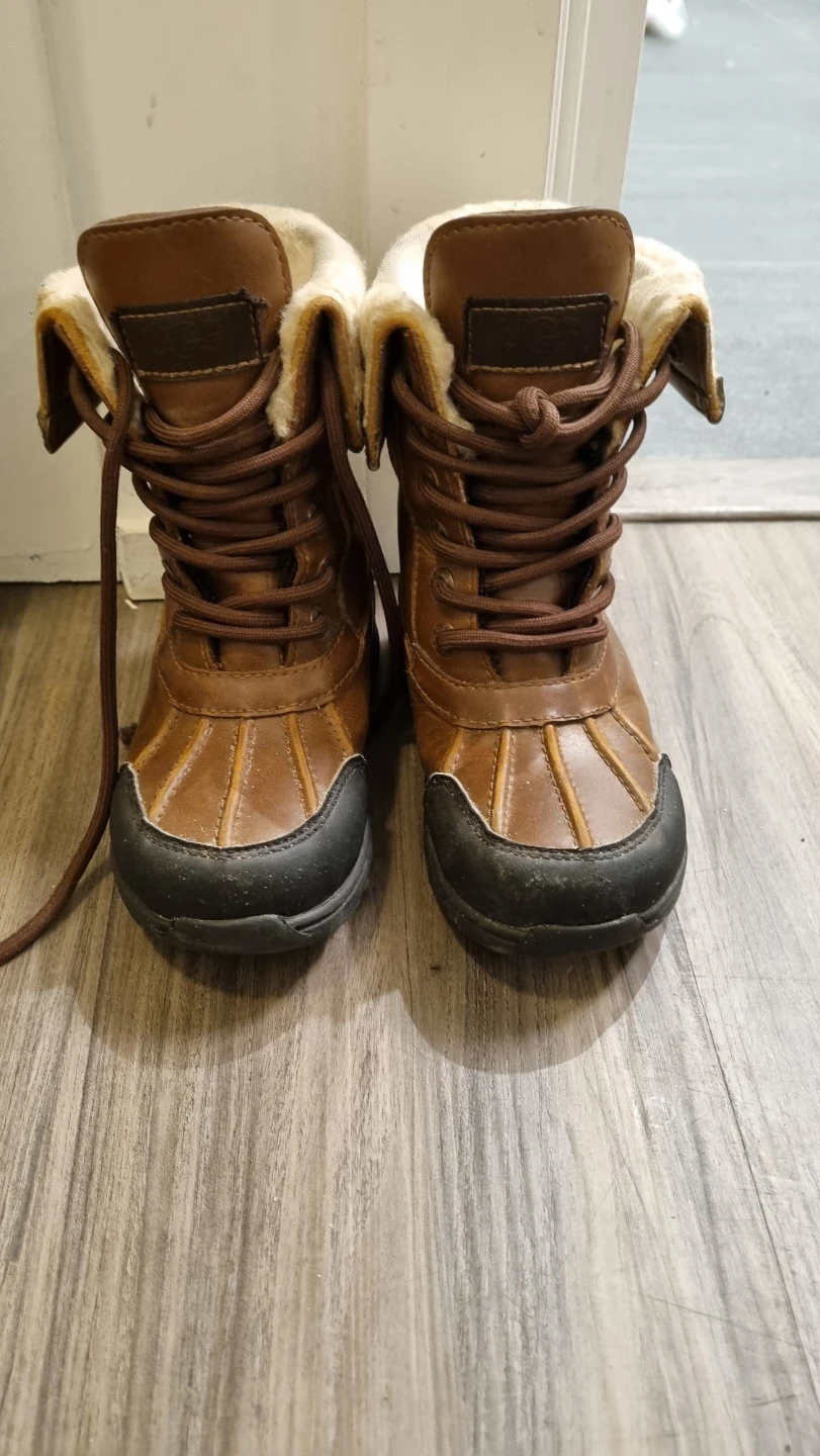 Ugg Kids’ snow boots, size 10 (EU 27.5)