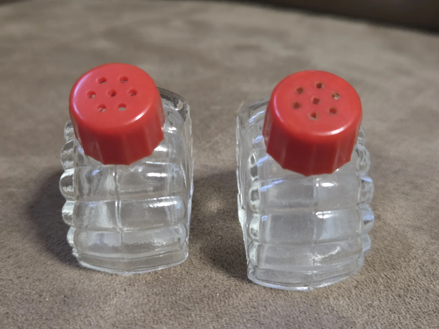Vintage Set of 2 Glass Mini Salt & Pepper Shakers with Red Lids - photo 2