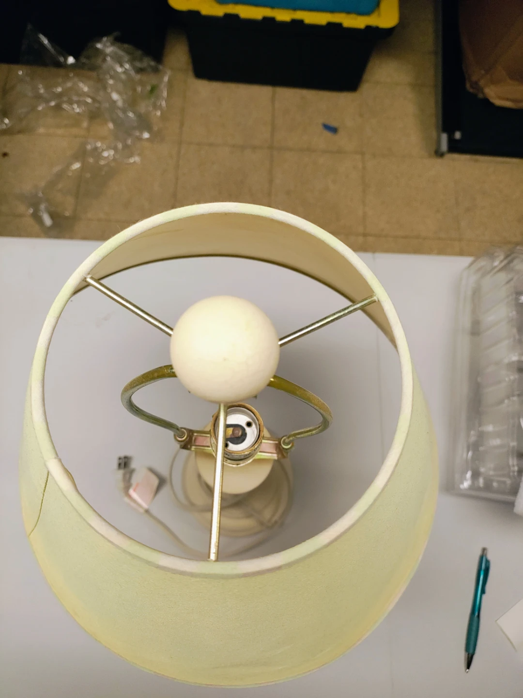 Cream Table Lamp with Yellow/Green Shade - photo 4