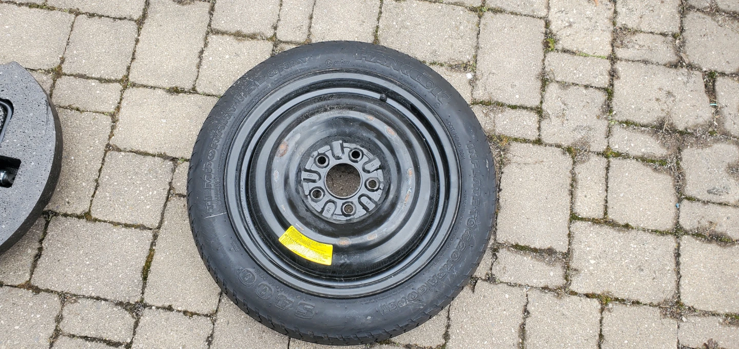 2014 Hyundai Sonata Floor Mats and Spare Tire Kit