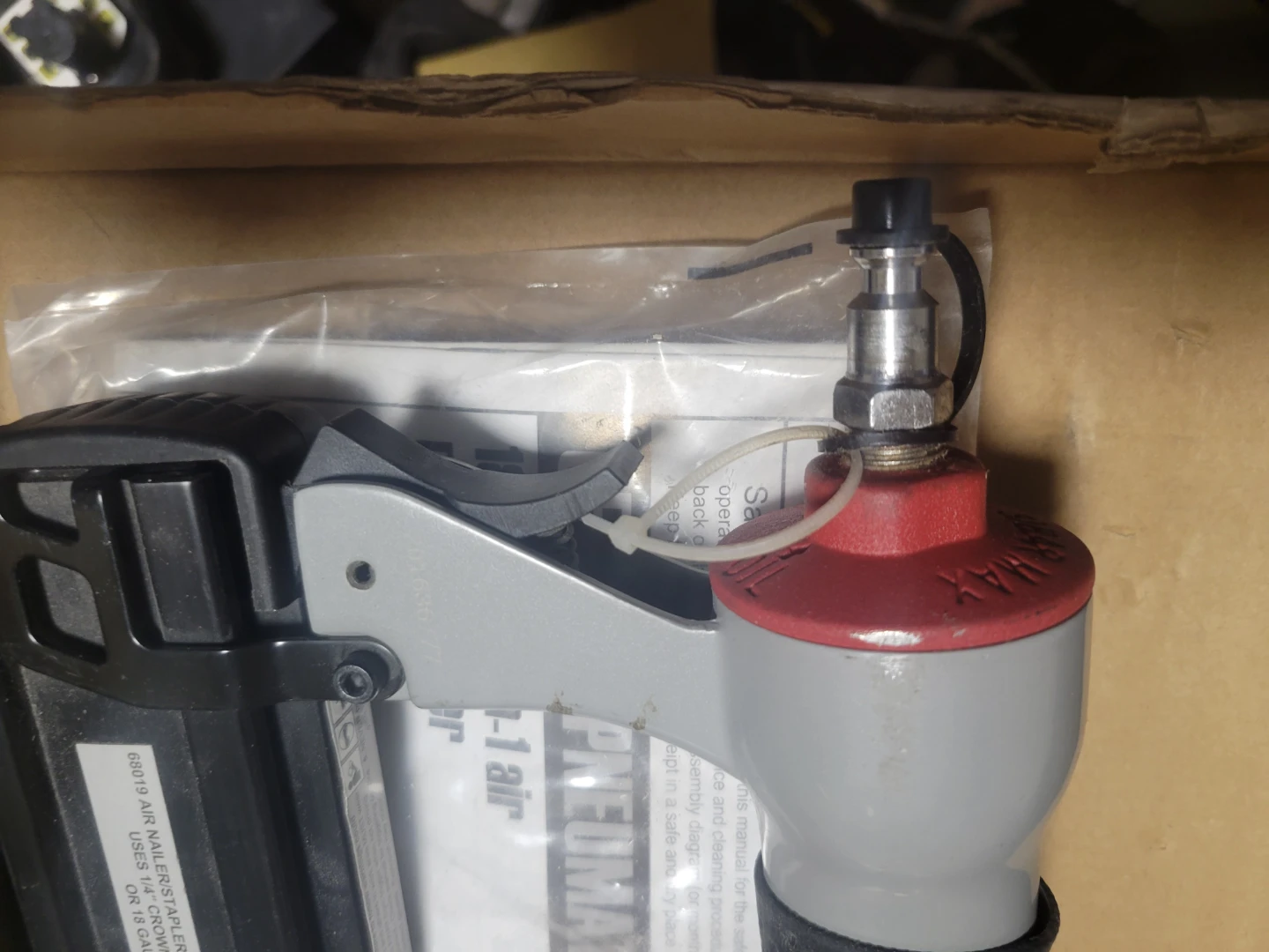 CENTRAL PNEUMATIC 18 Gauge 2-in-1 Air Nailer/Stapler - photo 2