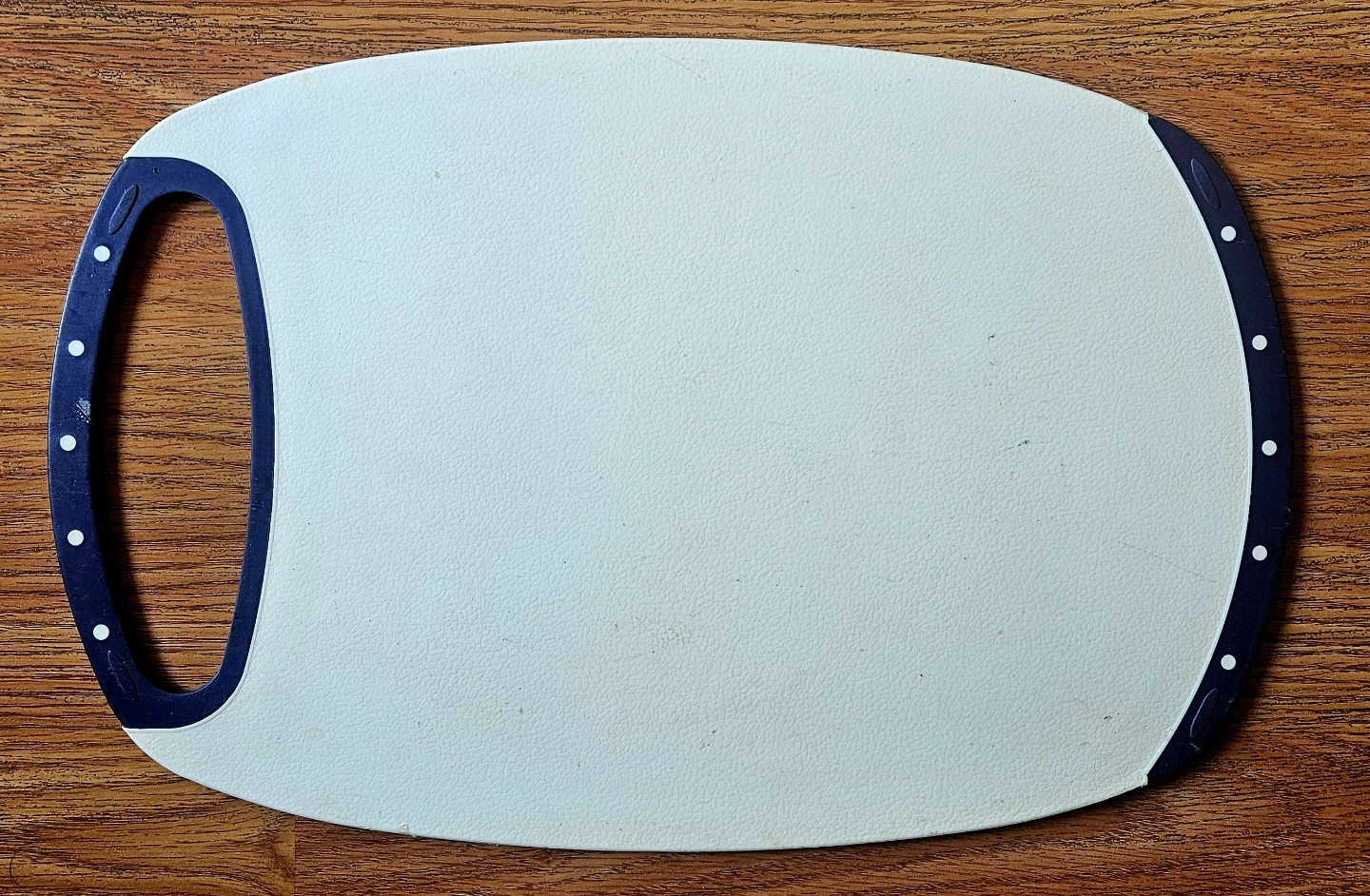 White Cutting Board with Blue Handle ✨️ #freecycle - photo 2