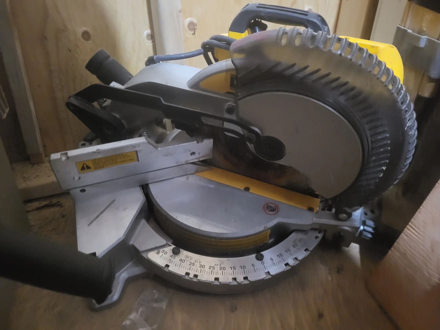 DeWalt DW713 10" Compound Miter Saw