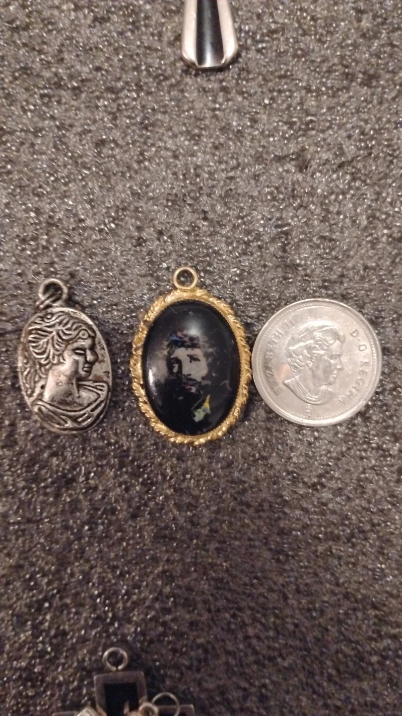 🥕Vintage Oval Pendant with Portrait and Silver Tone Charm