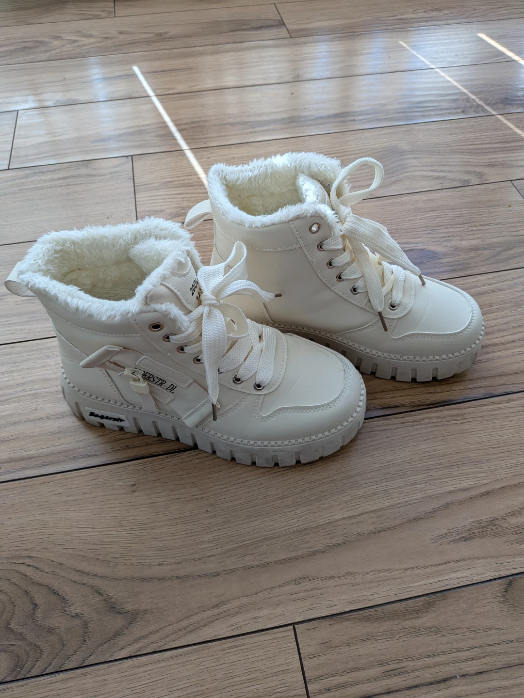 Cream Winter Boots with Fur Lining