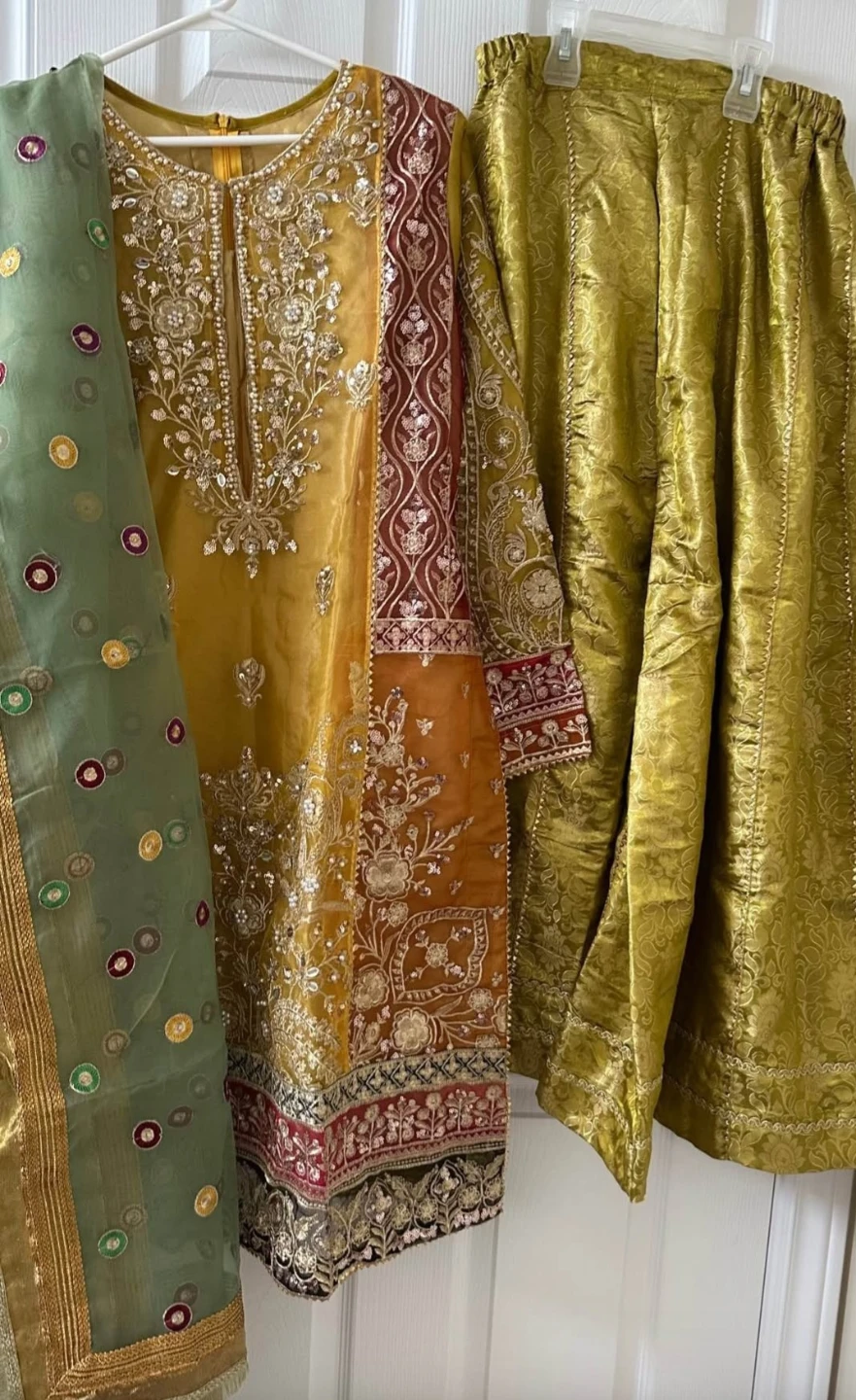 Gorgeous Yellow and Green Pakistani fancy dress - photo 4