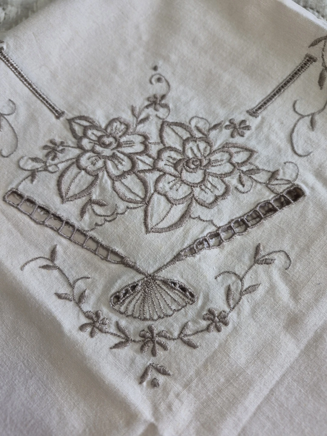 Beautiful Vintage 33" x 33" Embroidered Linen Table - photo 3
