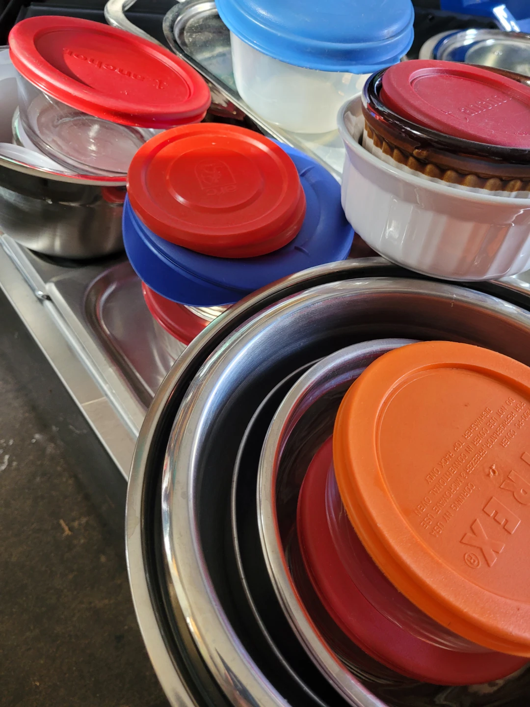 Assorted pyrex bowls, pans and storage containers - photo 4