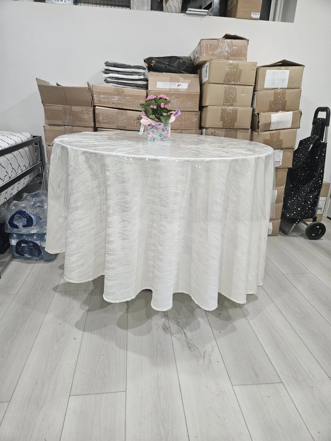 Round dinning table