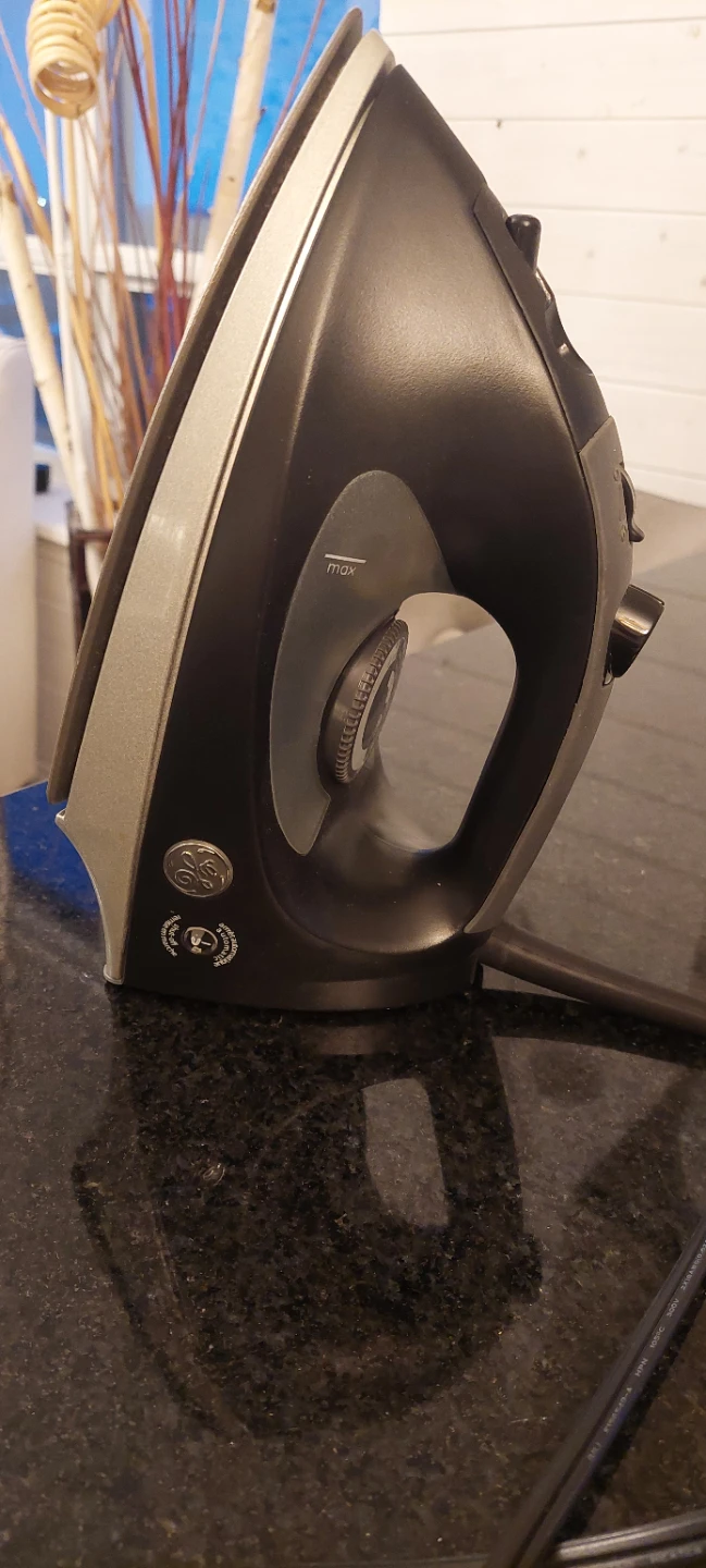 GE Clothes Iron - photo 2