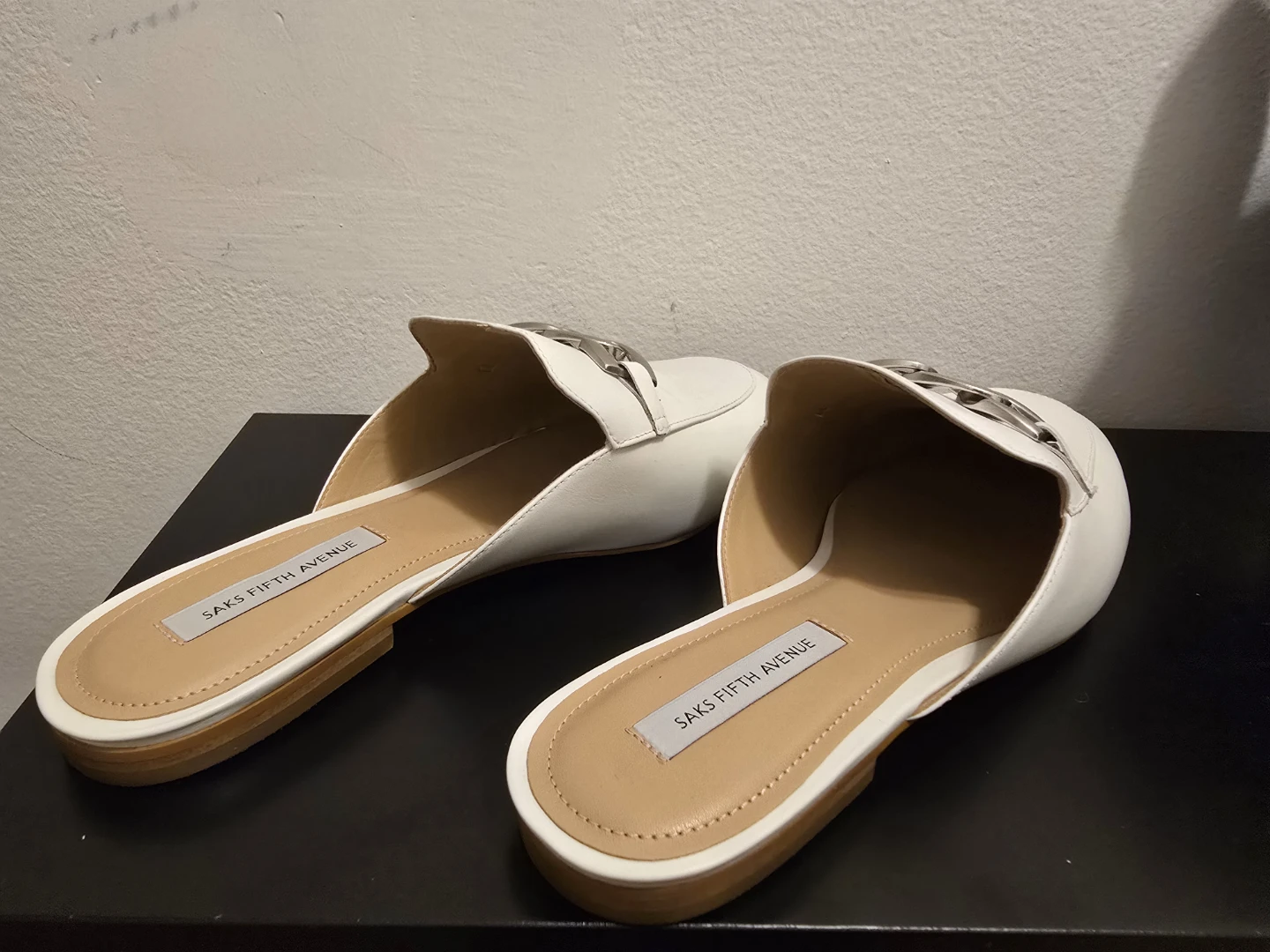 Saks Fifth Avenue White Chain Detail Mule Flats - photo 3