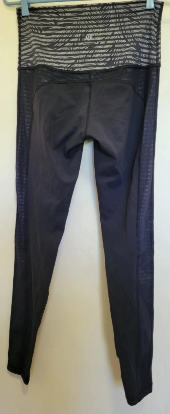 Lululemon - Black & Grey Patterned Leggings - Size 6 - photo 2