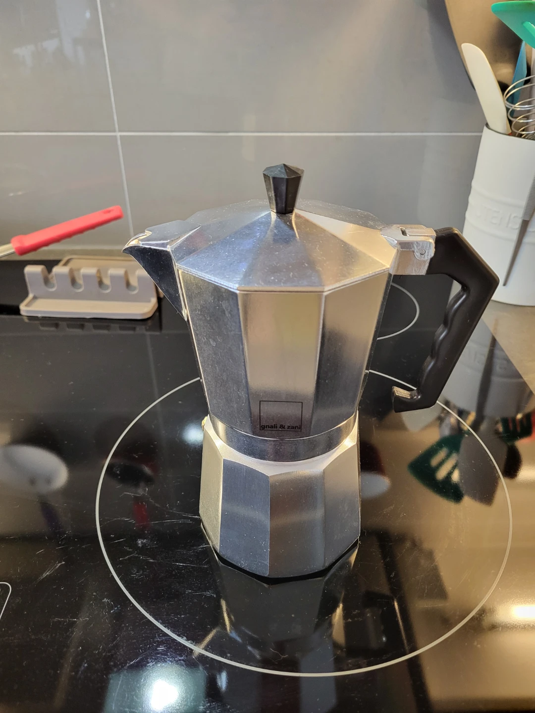 Moka Pot-style coffee maker