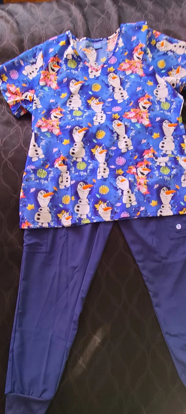 Scrublettti L/G Scrub Top and Pants - Olaf Print
