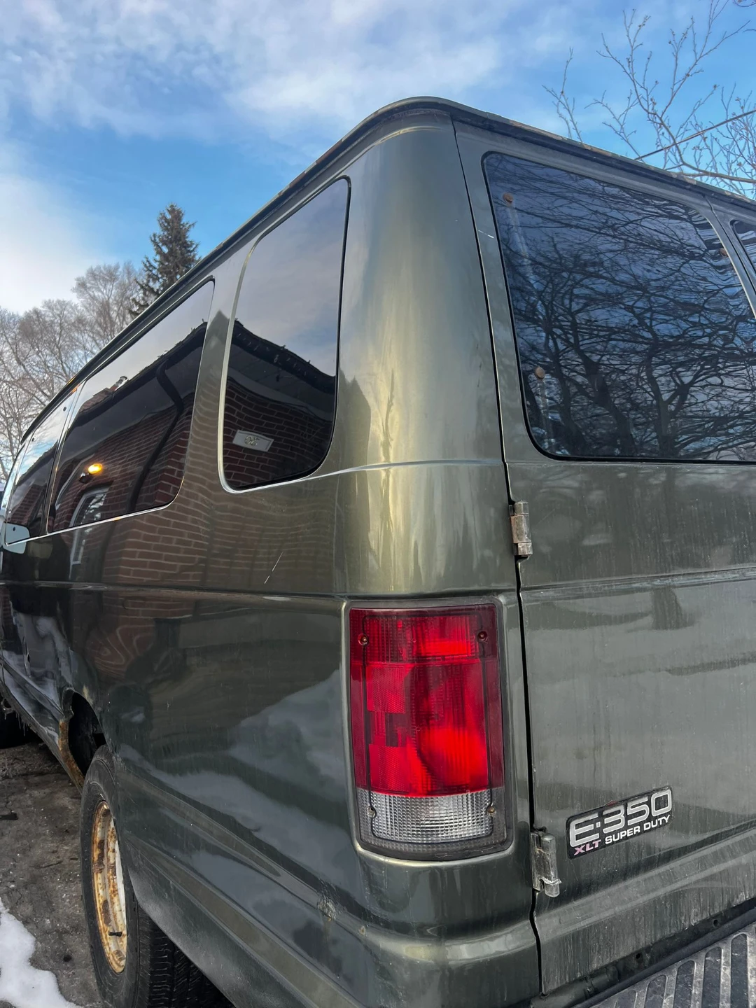 Ford E-350 Super Duty Van - photo 4
