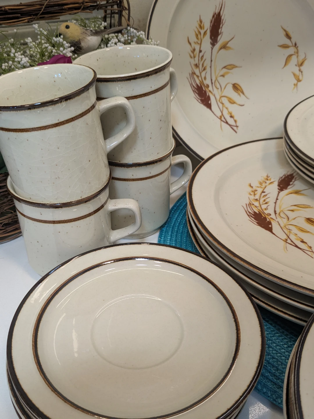 Vintage Speckled Wheat Pattern Dinnerware Setting for 4 - photo 2
