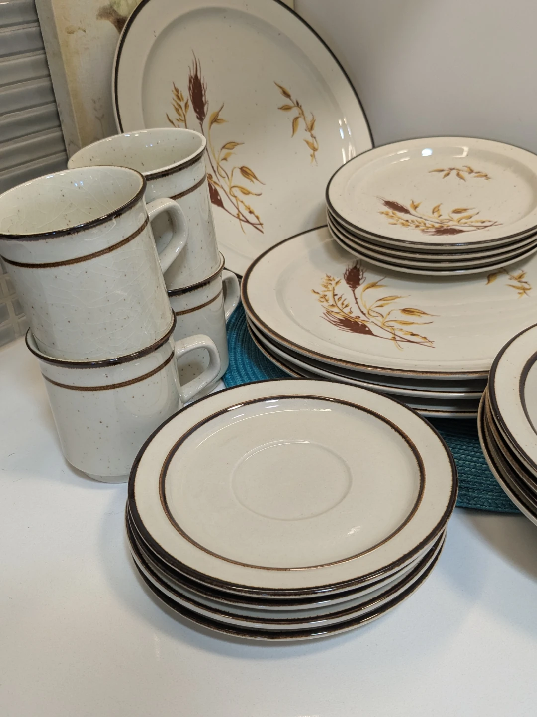 Vintage Speckled Wheat Pattern Dinnerware Setting for 4 - photo 3