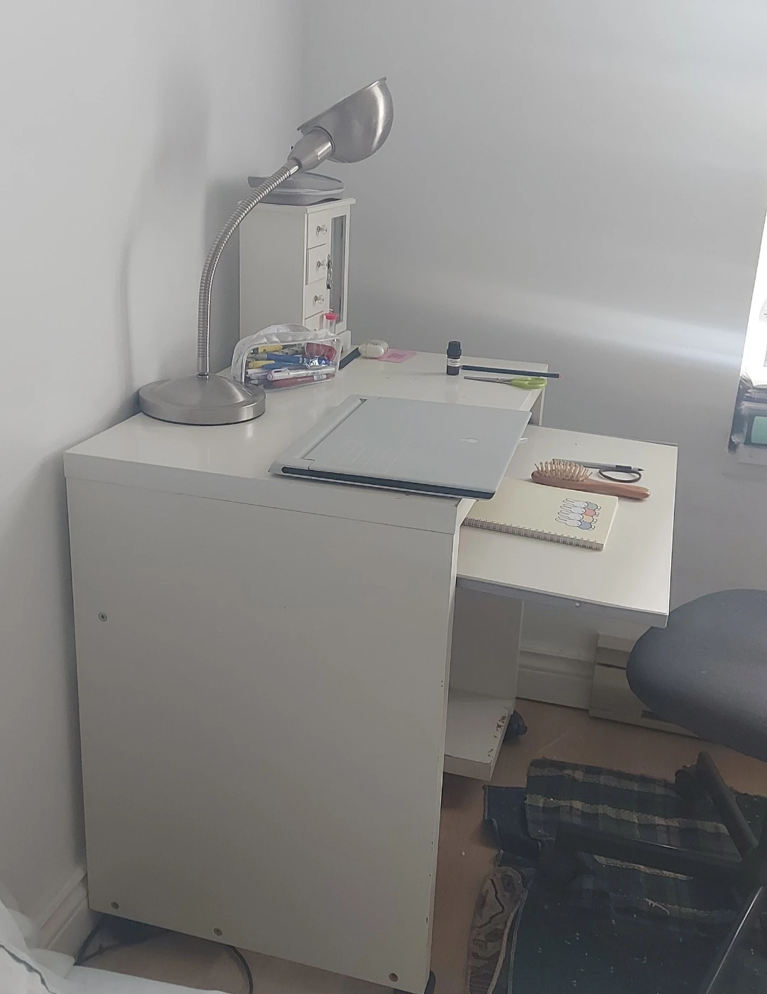 White Desk with Pull-Out Keyboard Tray