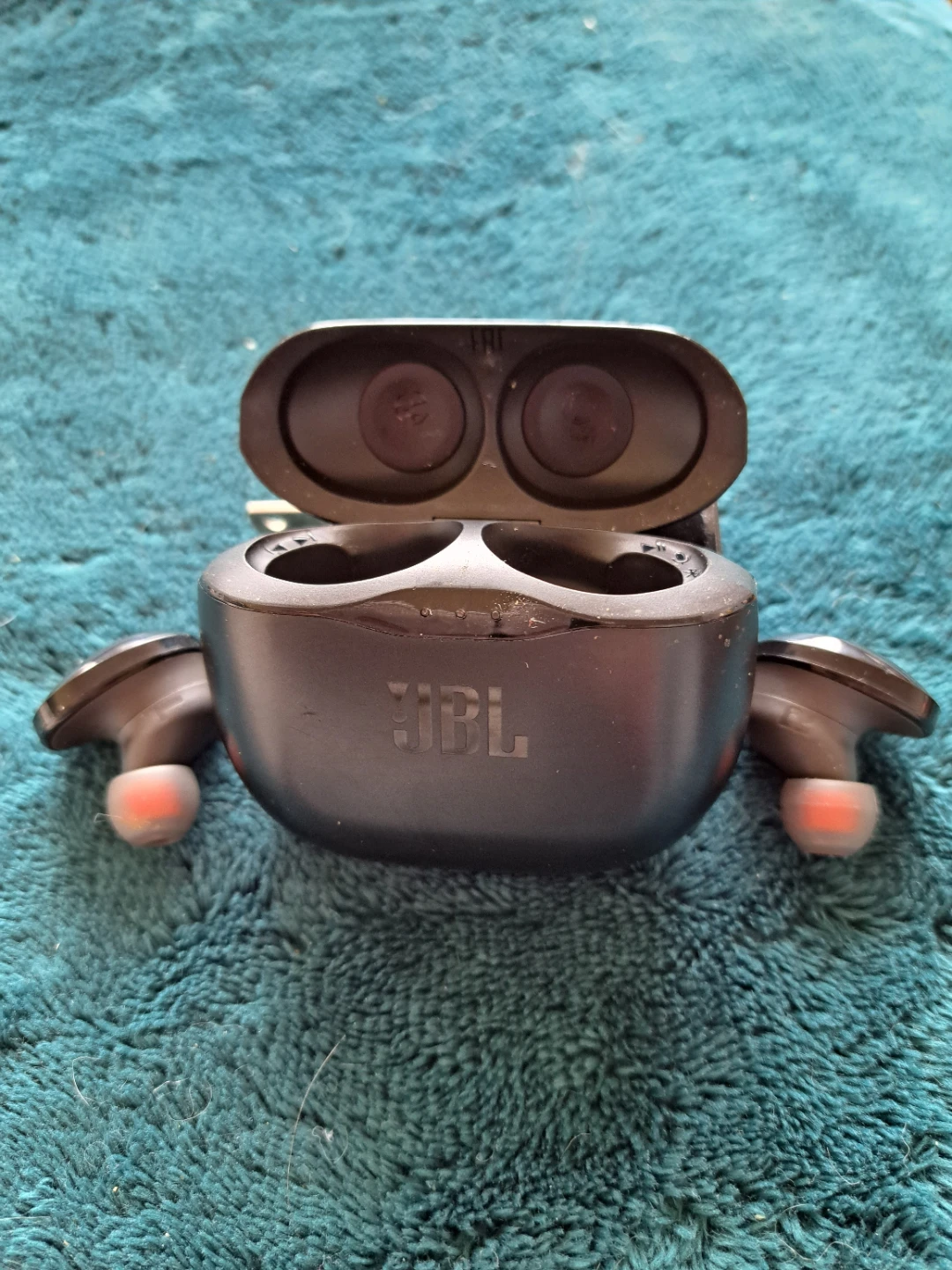 JBL Wireless Earbuds Charging Case - photo 3