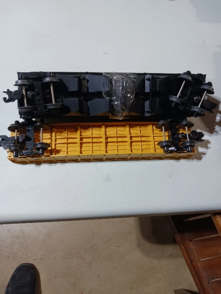 2 HO Scale Model Train Cars - photo 2