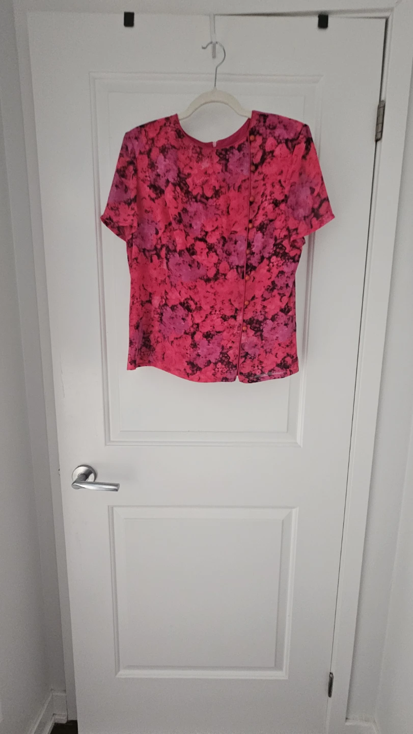 Women's Short Sleeve Blouse, Size Medium (8) - photo 2