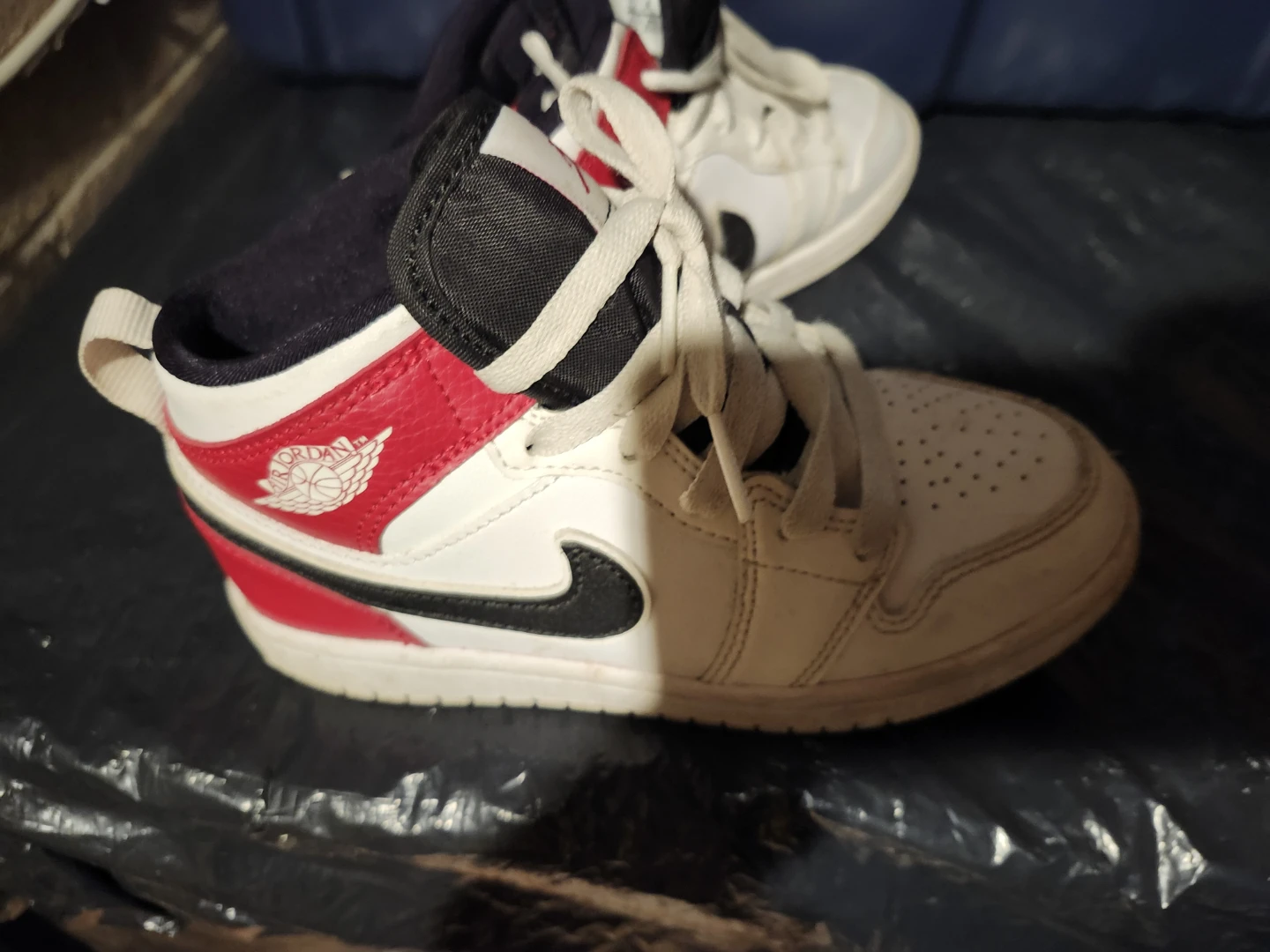 Air Jordan 1 Mid White Red Black Sneakers kids size 13 - photo 2