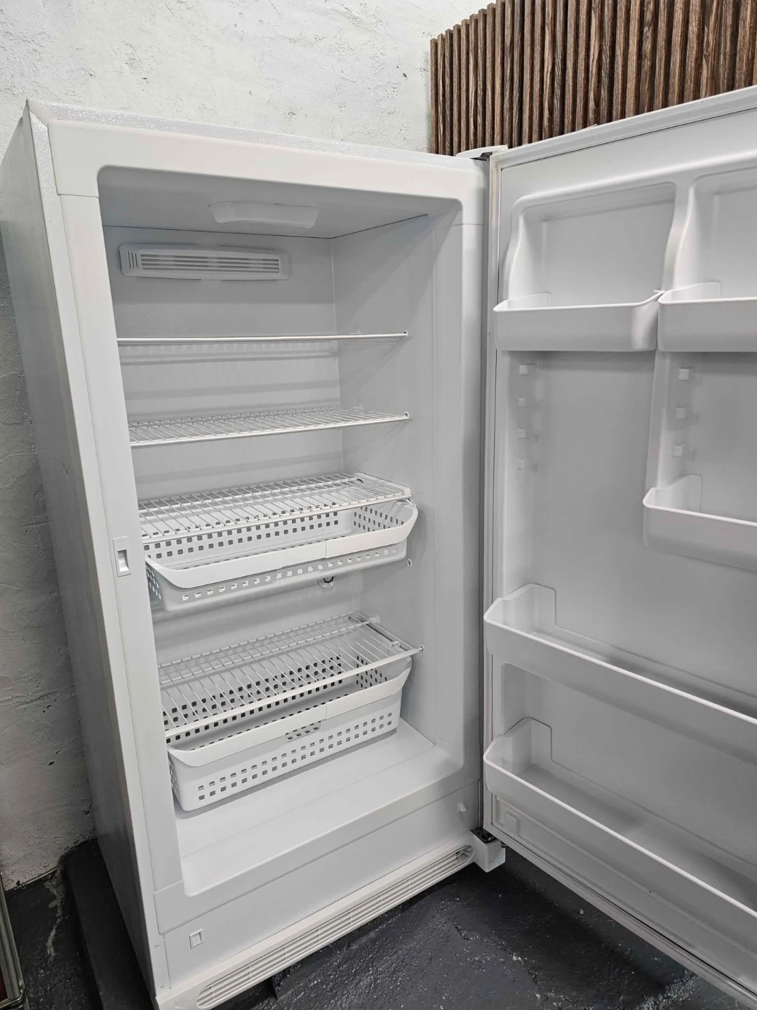 Frigidaire 21 cu ft upright freezer - photo 2