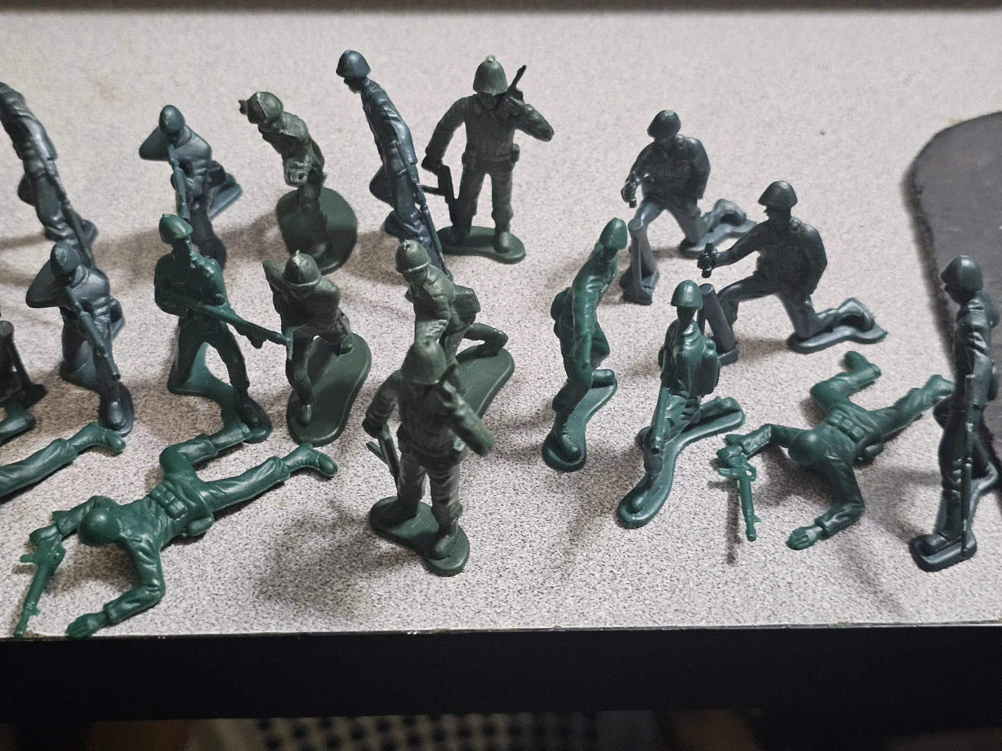 Toy Soldiers Lot - Tan and Green Plastic Figures - photo 5