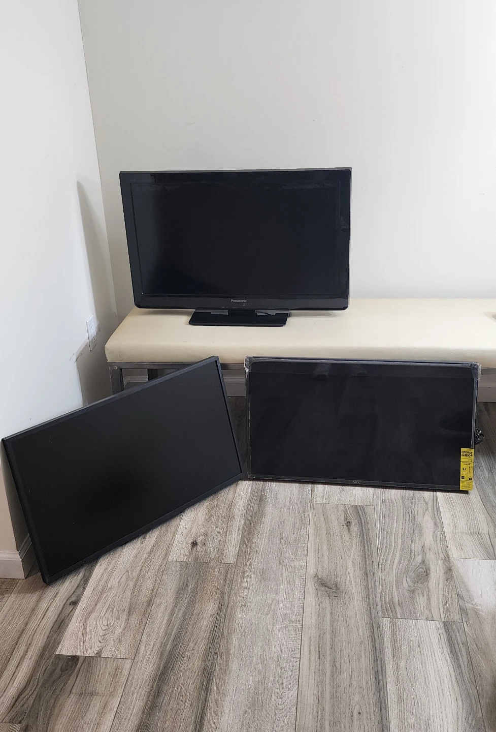 Panasonic & TCL Flat Screen TVs - 3 Total 🥕